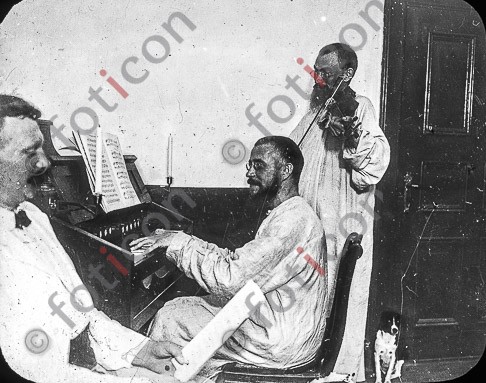 Musizierende Missionare ; Missionaries play music (simon-173a-057-sw.jpg)